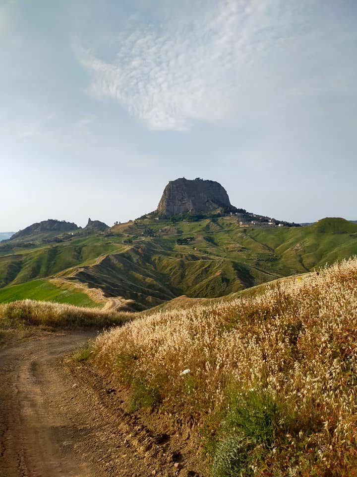 Rocca di Sutera e calanchi