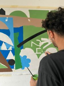 l'artiste Julio Menna peint son tableau sur toile lors de sa résidence à A CASA DI AMCII