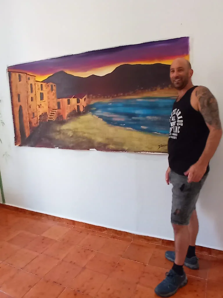 Damian accanto al dipinto finito