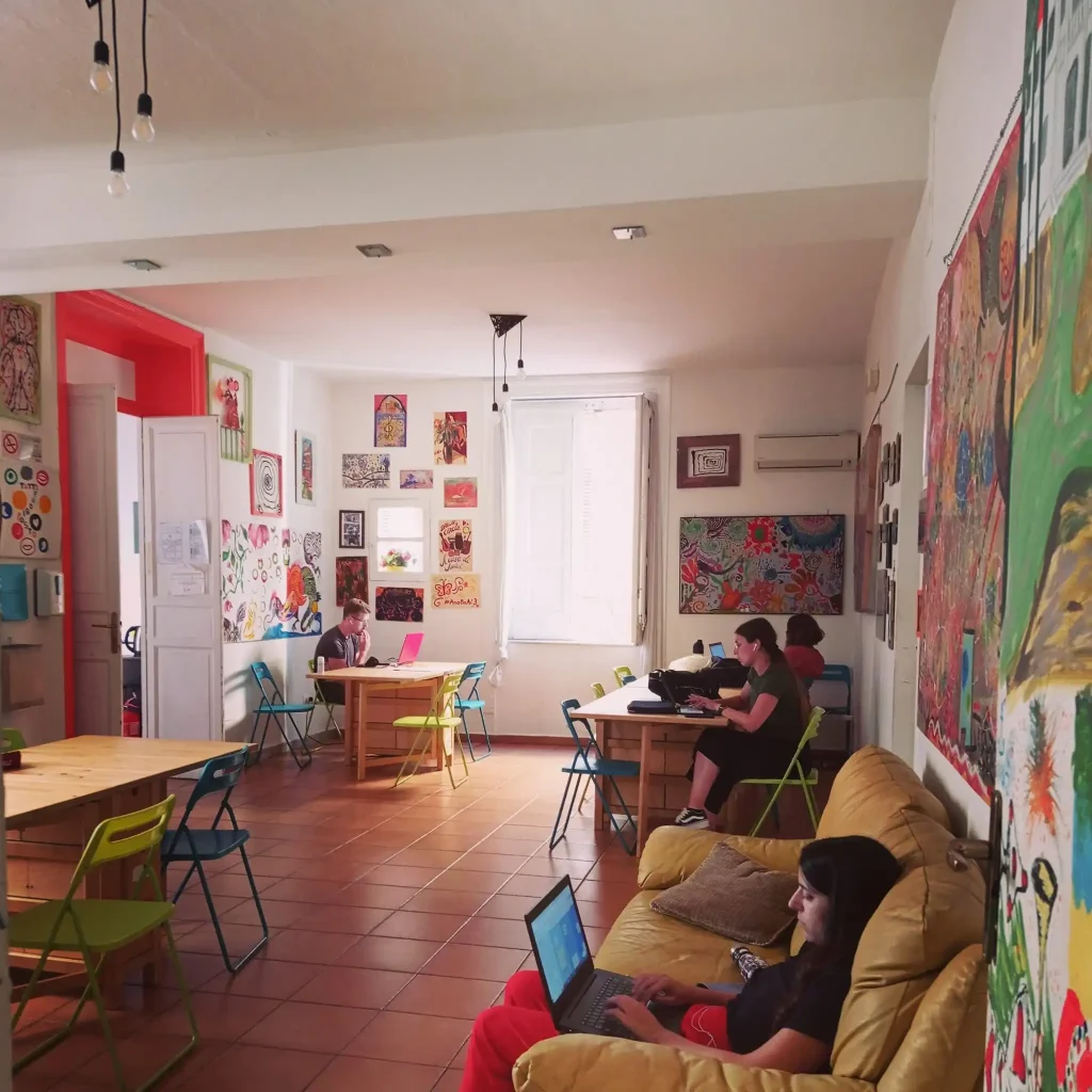 Viaggiatori in long stay presso l'ostello A Casa di Amici